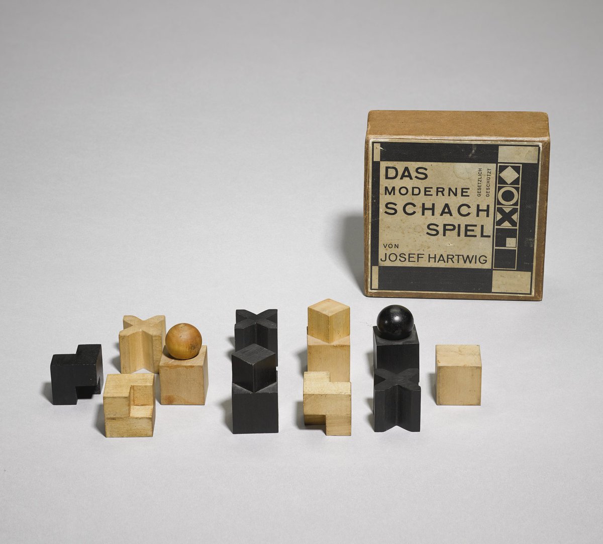 BauhausMovement's tweet photo. ♟#Bauhaus #Chess, designed by Josef Hartwig in 1922. Developed from the elementary forms - triangle, square and circle > Learn more https://t.co/wdSYmdxIx4 https://t.co/rdCcnKcgp3