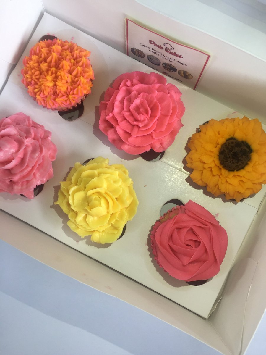 d3milade's tweet photo. Flower Cupcakes 🌸🌻 https://t.co/G4Lt6H3nAz