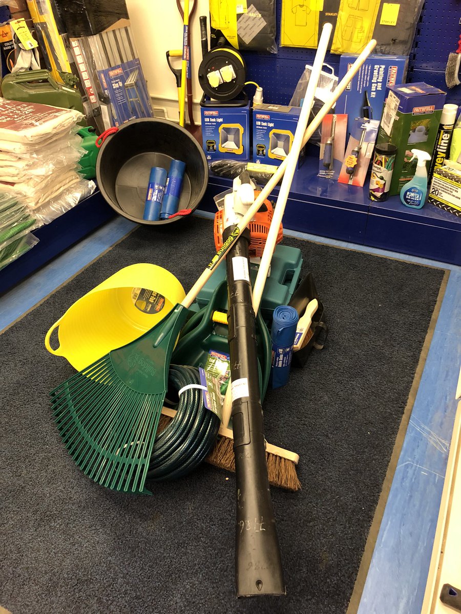universalhire's tweet photo. #Universalhire #Gardening #LeafBlower #Hire #Sale #Oxford 
Thinking of hiring a leaf blower for the autumn tidy up? 

Call Universal Hire to get 50% off your weekend hire 🍀🪵🍃🪓 https://t.co/9ODhGUo703