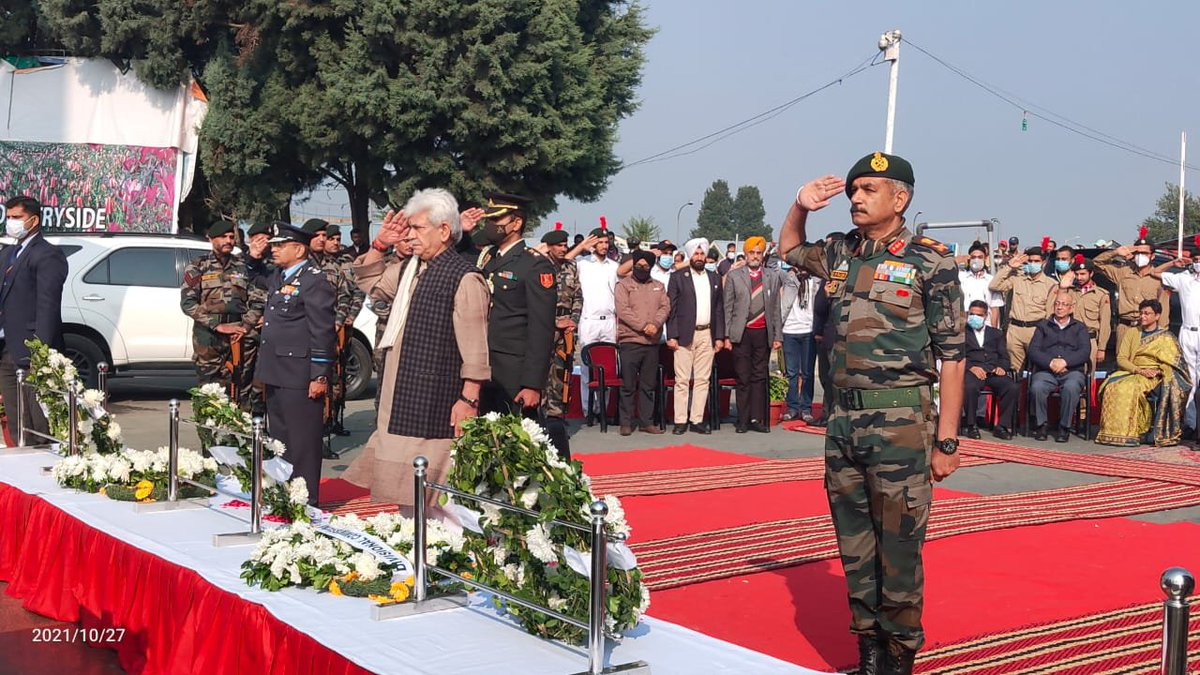 JammuKashmirNow's tweet photo. LG Manoj Sinha today dedicated a war memorial ‘Saviours of Kashmir’ at Srinagar International Airport.
The memorial commemorates the arrival of Indian Army in Indian Air Force aircraft, at Srinagar Airport in 1947.
#JK_AccessionDay https://t.co/7Rgqf4DRVK