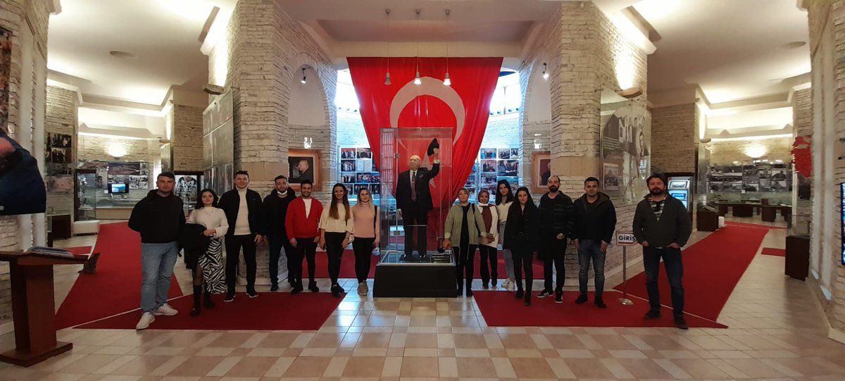 Turizm İşletmeciliği Anabilim Dalı lisansüstü öğrencileri, Bölüm Başkanımız Prof. Dr. Şirvan Şen Demir eşliğinde Süleyman Demirel Demokrasi ve Kalkınma Müzesi'ni ziyaret etti.