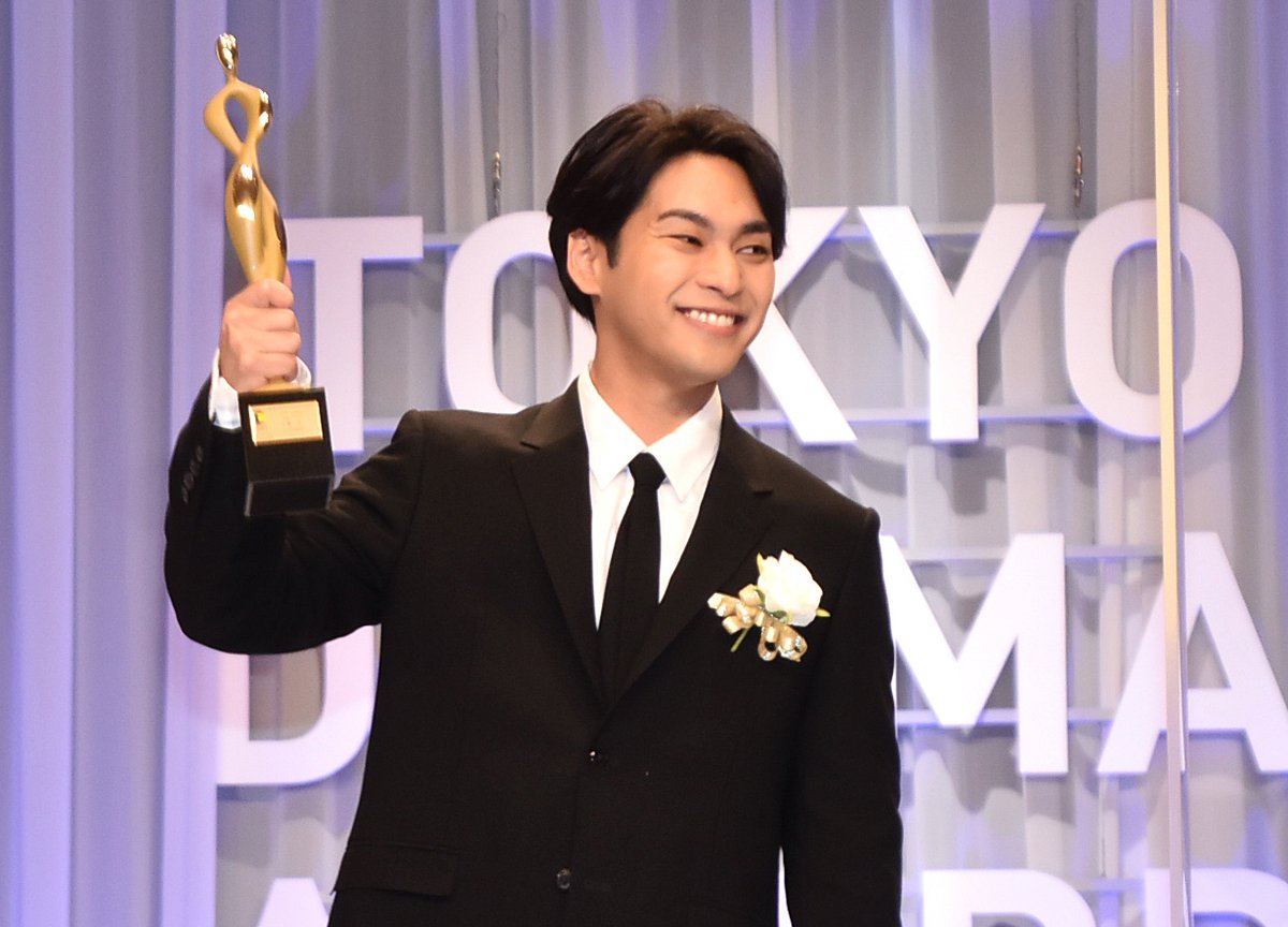 oricon's tweet photo. 🏆 東京ドラマアウォード
作品賞・単発ドラマ部門『#太陽の子』

主演の柳楽優弥「知るべき事実に関われて感謝しています」
https://t.co/S6dWNW3XiW

📺受賞者･作品
🔸俺の家の話
🔸太陽の子
🔸窪田正孝
🔸綾瀬はるか
🔸西田敏行
🔸江口のりこ

#柳楽優弥 #東京ドラマアウォード @ichigoichie_yy https://t.co/9w7aR66fFr