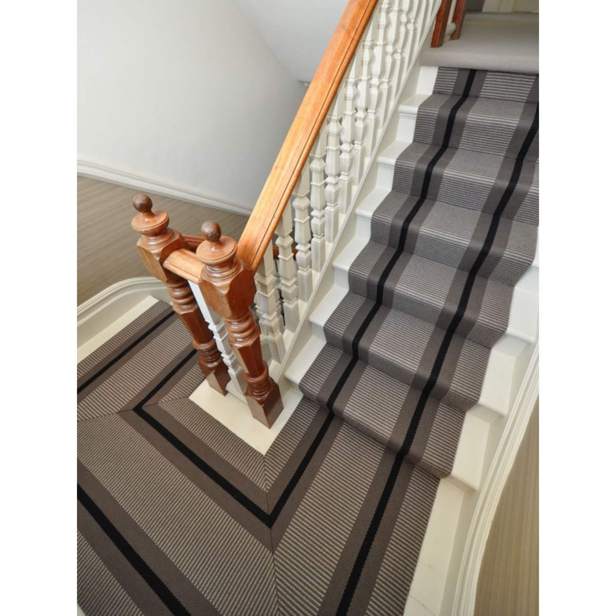 hartleytissier's tweet photo. This PNT21 runner had its edges turned to achieve the perfect balance between runner & stairs. #hartleytissier #hartleyandtissier #madeinengland #designedinfrance #flatweave #wool #carpet #stairrunner #interiordesign #staircase #flooring #floorcovering #woodenstairs #staircarpet https://t.co/aiTHwgXghi