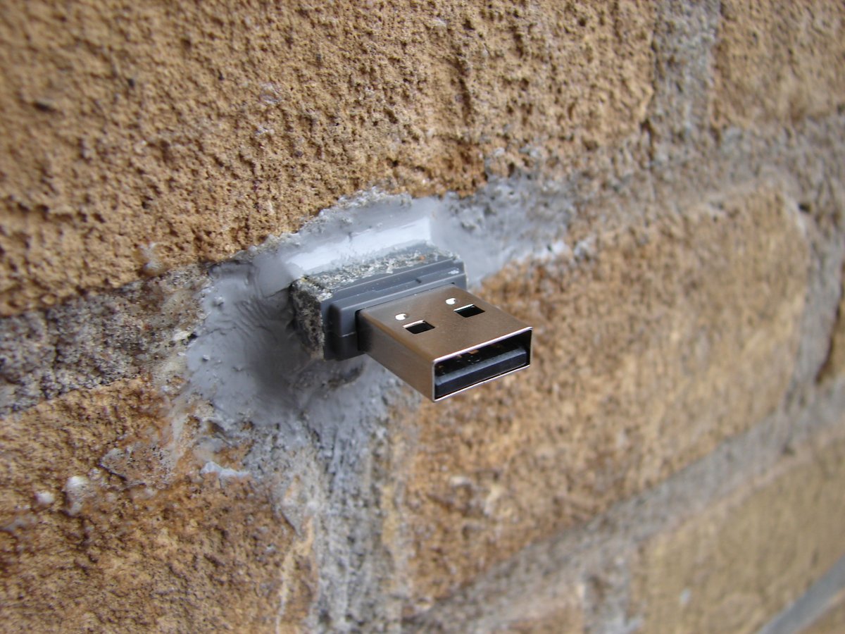 superkultur's tweet image. Har du et hul i muren og en ledig USB-stick? Så kan du være del af Superkultur-podcastens forbedrede distributionssystem! en.wikipedia.org/wiki/USB_dead_…

Du forpligter dig kun til at holde sticken tilgængelig for offentligheden, virusfri og ajour med podcastens seneste afsnit. #poddrop