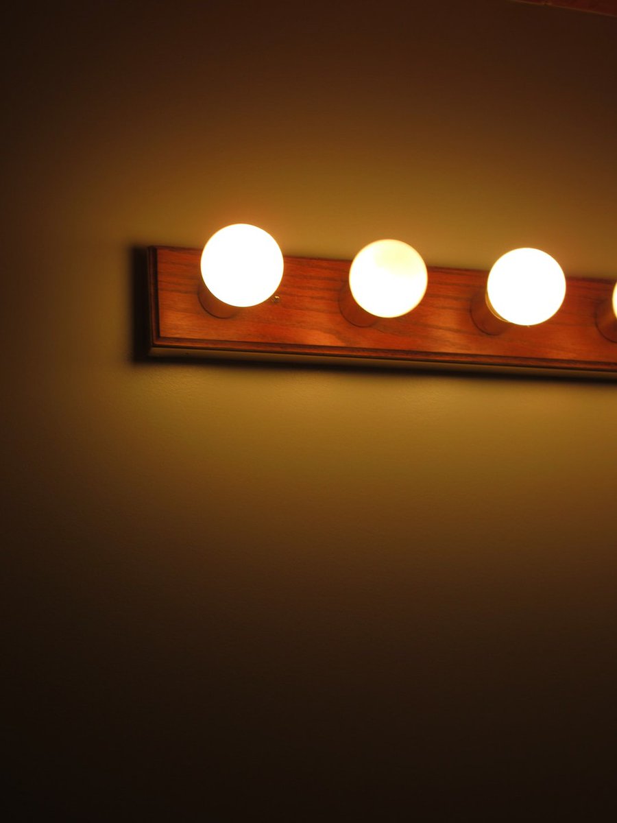 DEAN_Knows_Tech's tweet image. Either way, you want to avoid using a lighting/color combo that will ultimately make the room appear smaller!

Read more 👉 lttr.ai/n2UO

#Storage #DitchClutter #AddHeight #NaturalLight #NeutralWallPaint #LightingFixtures #RealEstateTips #SmallBedroom