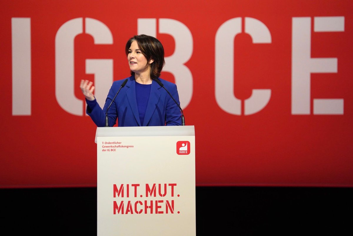 igbce's tweet image. Mit Blick auf die Chemieindustrie konstatiert @ABaerbock: „Die Chemie brauchen wir für alles, was in dieser Transformation nötig ist. Es ist eine riesengroße Chance auf der einen, eine Herausforderung auf der anderen Seite.“ Es werde eine  gemeinsame Kraftanstrengung nötig sein.