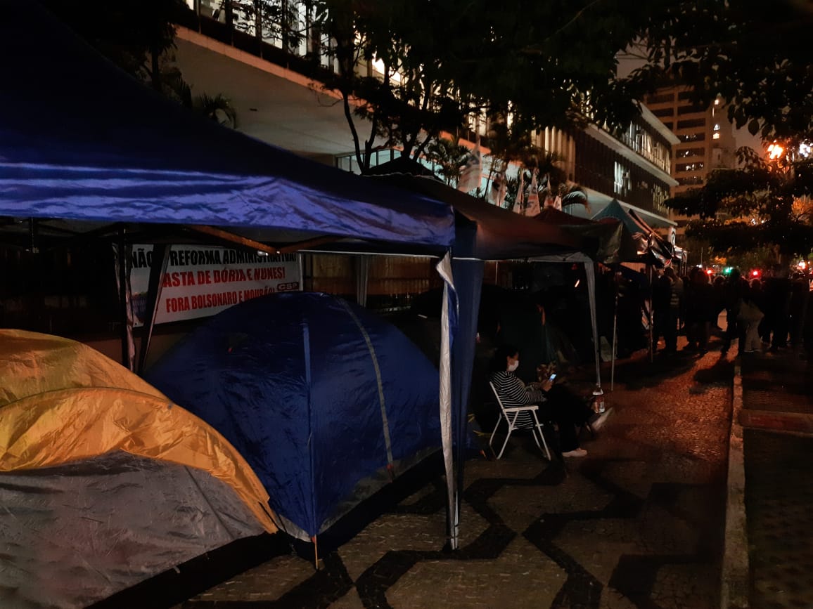 capelapelavida's tweet photo. Servidores acampam em frente à Câmara Municpal contra a Reforma da Previdência que retiram direitos de ativos e aposentados que ganham 1 salário mínimo, enquanto aprovam projeto que aumentam seus próprios salários. #vergonha 
#sp1 https://t.co/fyRhocvVRw