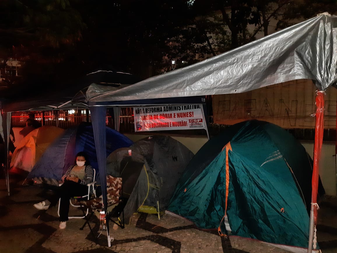 capelapelavida's tweet photo. Servidores acampam em frente à Câmara Municpal contra a Reforma da Previdência que retiram direitos de ativos e aposentados que ganham 1 salário mínimo, enquanto aprovam projeto que aumentam seus próprios salários. #vergonha 
#sp1 https://t.co/fyRhocvVRw