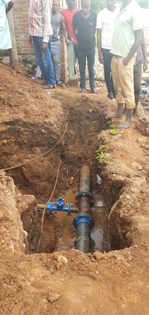 Regideso_bdi's tweet photo. La @Regideso_bdi est déterminée à vider la question de déficit d' eau, en commençant par les Quartiers Nord de Bujumbura où 1 nouveau réservoir à Gasenyi commence à recevoir l'eau en provenance de Rugazi/Nyamurunga. Les travaux st en cours pour durer au plus 3jrs. Patience! https://t.co/2oFRHmRiQv