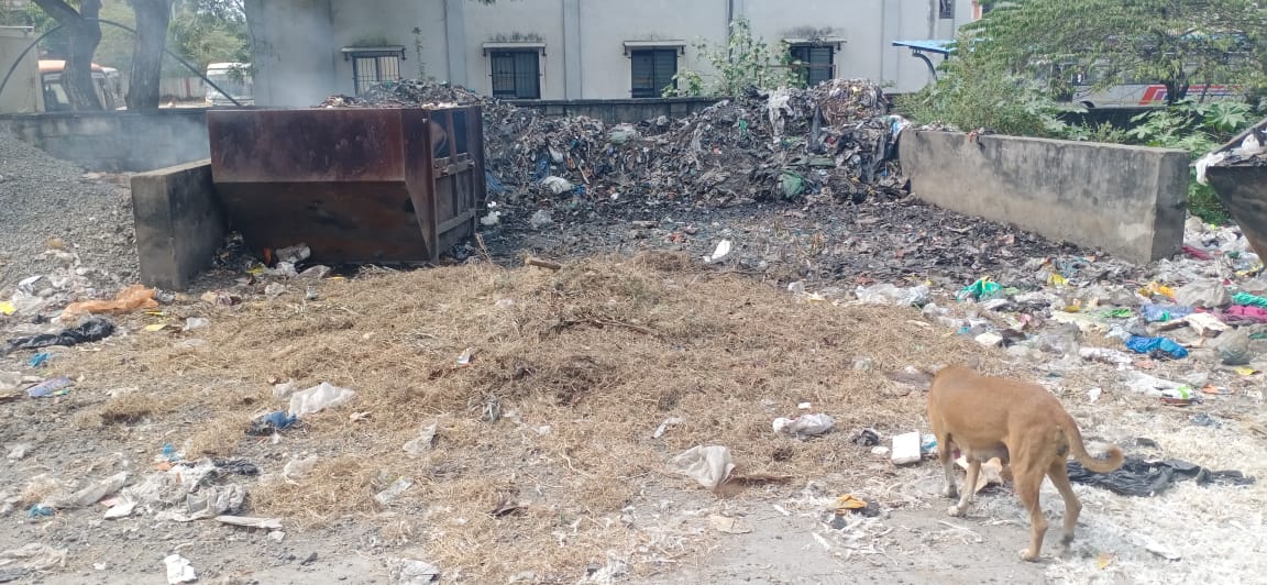 ValsadN's tweet photo. Near goods office valsad railway station Nagerpalika not able to collect and dispose waste since 1 month https://t.co/nyHJD2DJOd