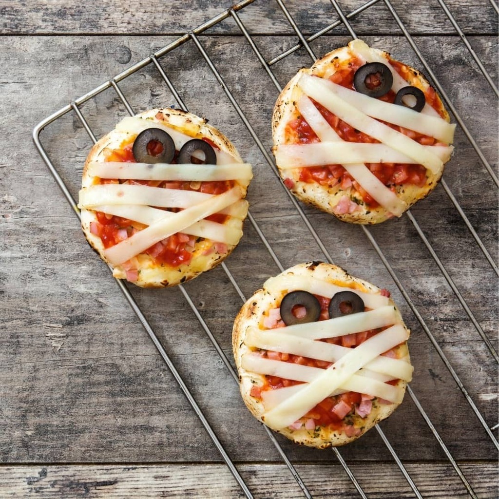 CaseificioStar's tweet photo. Dolcetto o scherzetto? 👻
Noi, ovviamente, preferiamo qualcosa di formaggioso 🤩
Ecco perché la nostra #blondechef, in attesa di Halloween, ha preparato delle mini pizze a tema 🍕
Pomodorini, prosciutto cotto, olive nere al posto degli occhi e striscette… https://t.co/2NiwrbBm0U https://t.co/qoDXaKoRCO