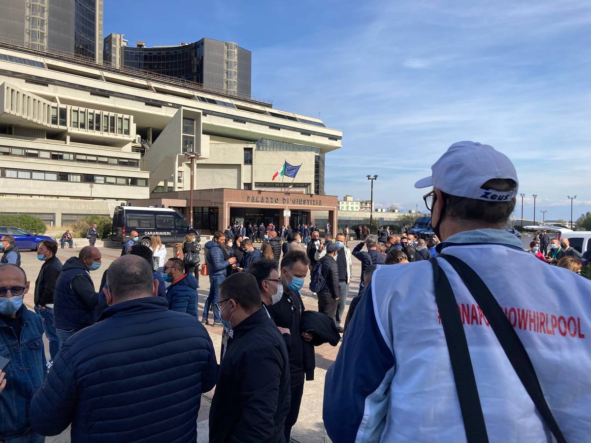 🟥⚙️ Al tribunale di #Napoli nuova udienza per la discussione del ricorso presentato da #FimFiomUilm contro i licenziamenti dei 320 lavoratori della #Whirlpool di via Argine.

#NapoliNonMolla