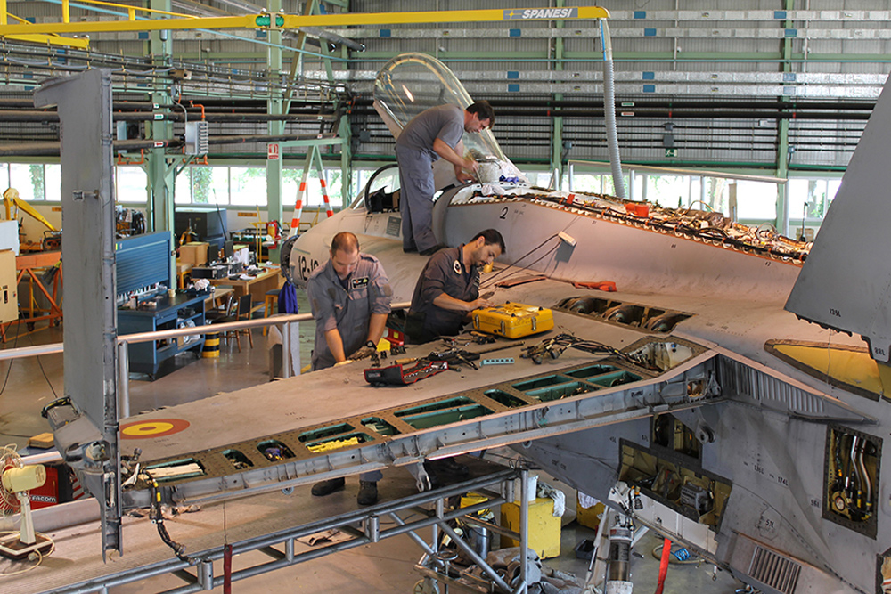 EjercitoAire's tweet photo. ¿Sabes donde se lleva a cabo la reparación y el mantenimiento de nuestras aeronaves? 

Para esta misión existen 3 unidades ubicadas estratégicamente en 3 de nuestras bases. Son las Maestranzas Aéreas 🛠️✈️: 
▶️#Albacete #MAESAL
▶️#Madrid #MAESMA
▶️#Sevilla #MAESE 

#Somoselaire https://t.co/DoZKuoA9YR