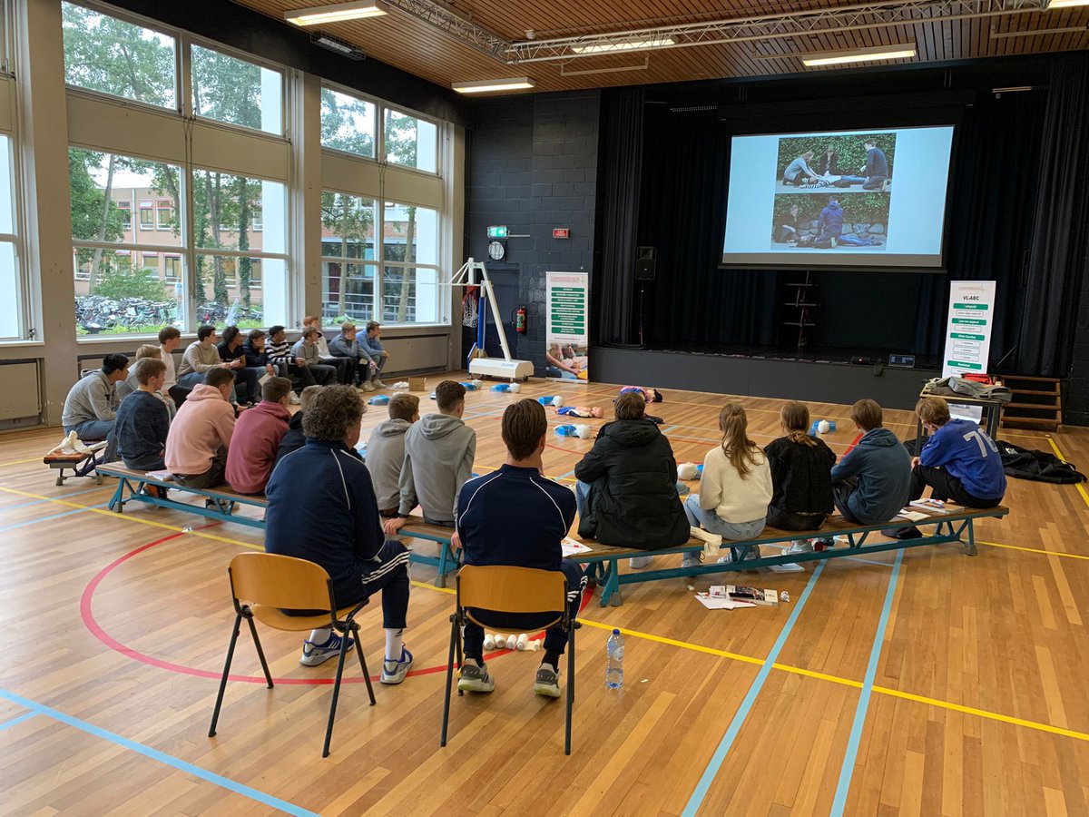 Levensreddend's tweet photo. ✅ Vanmorgen, met twee gymdocenten, de cursus Eerste Hulp bij Sport Ongevallen (EHBSO) mogen geven aan de enthousiaste leerlingen van 5 HAVO van het @VissertHooft! 

#leerreanimeren #AED #BHV #levensreddend #redeenleven https://t.co/JkO7cfbOOo