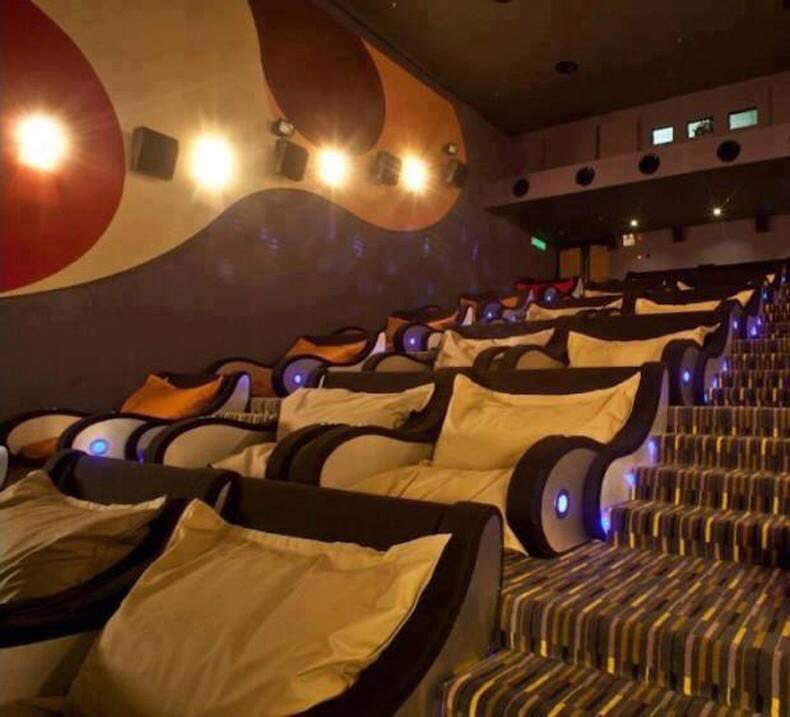 sussooss's tweet photo. si el cine es así, nose si vería la peli o me dormiría https://t.co/IFCFEkQkJn
