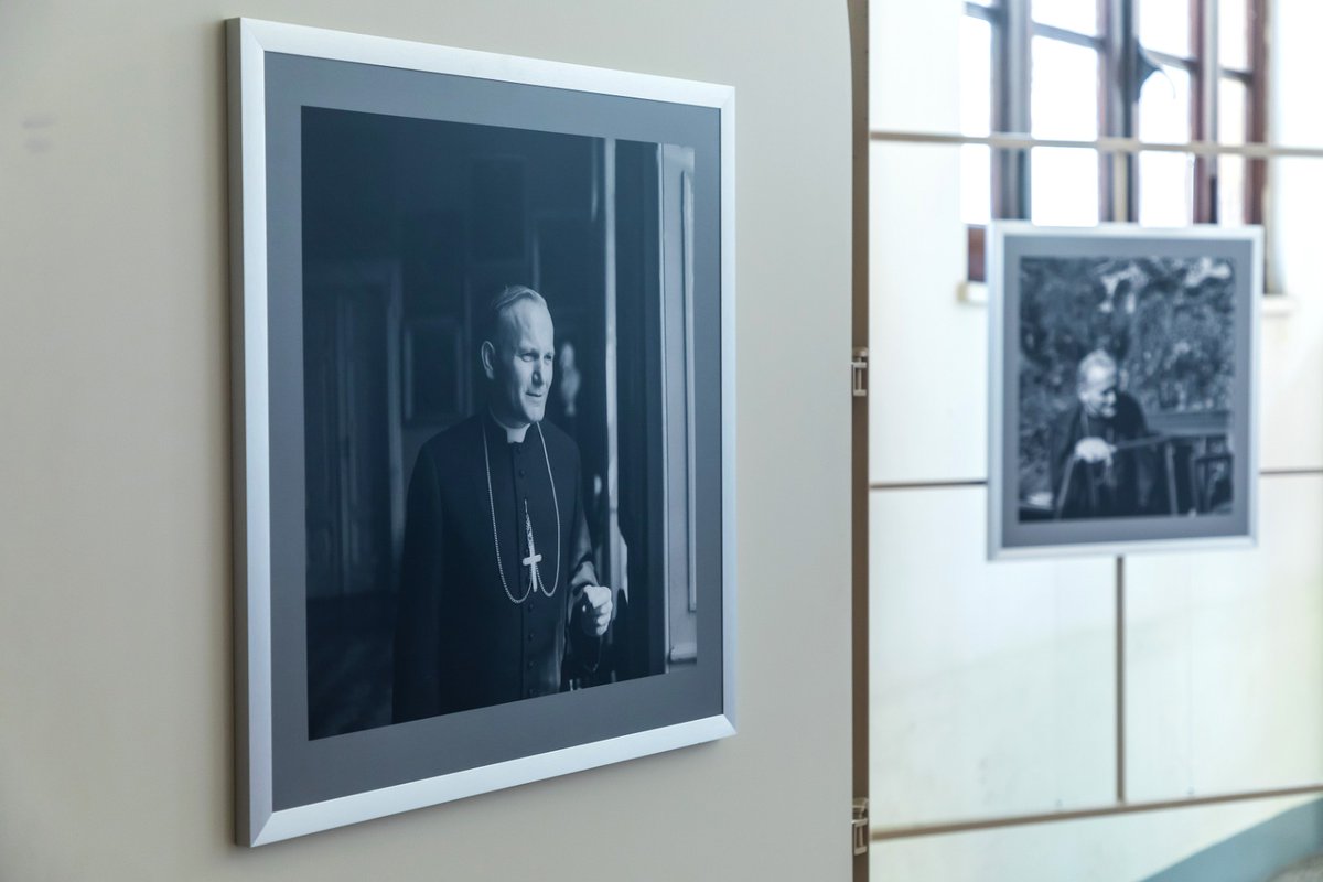 _Angelicum's tweet photo. La mostra fotografica di A. #Bujak dedicata a San Giovanni Paolo II sarà visitabile fino al 9 Dicembre all'#Angelicum. Vi aspettiamo nell'emiciclo dell'Aula Magna
@ks_t_podlewski
@teologiapol #JP2studies #GiovanniPaoloII #AdamBujak #Bujak #OP  #photoexhibition #mostrafotografica https://t.co/MECAR84hYQ