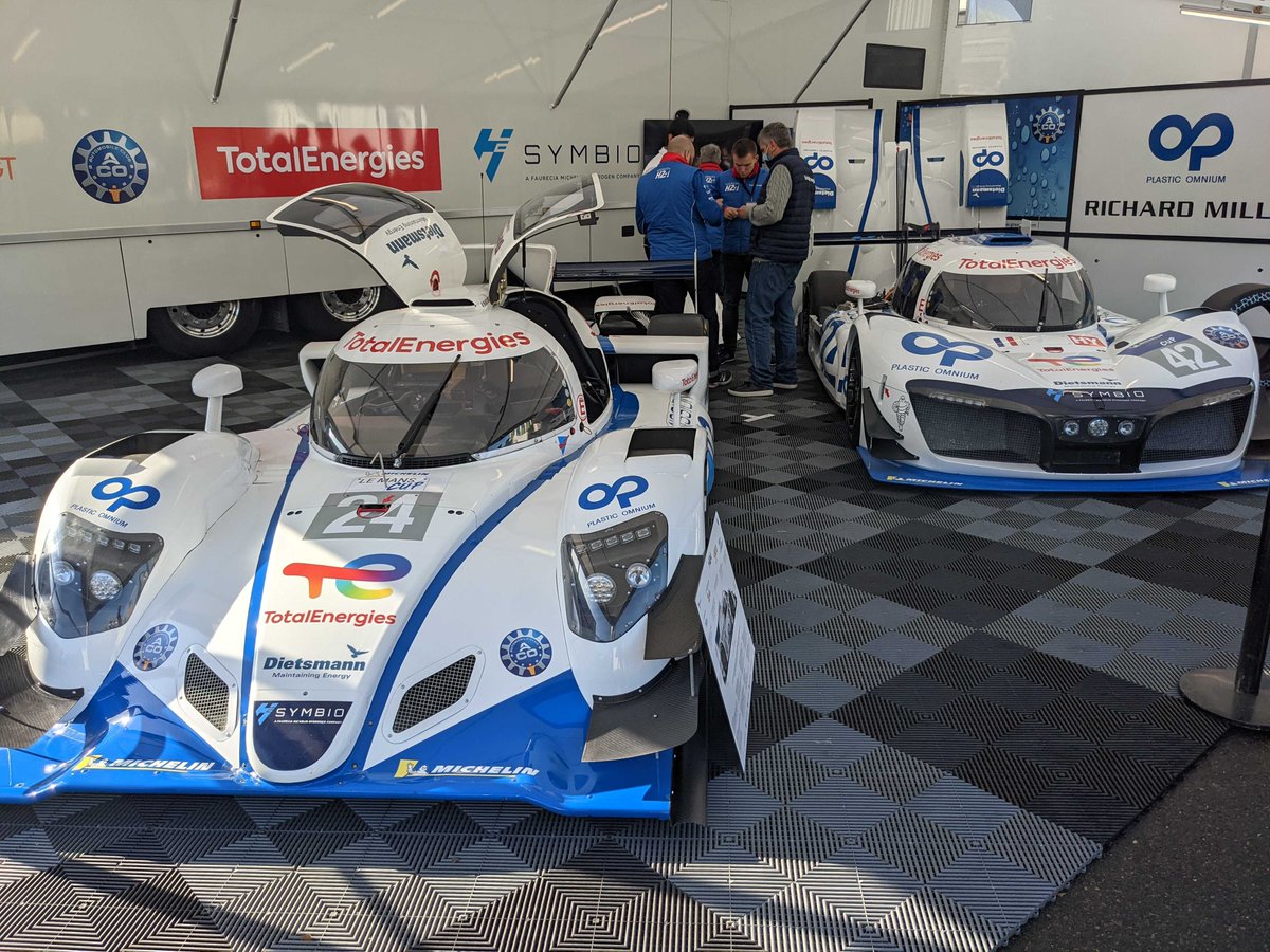 FranceHydrogene's tweet photo. 🏎️ 🚙 Exposition de voitures #hydrogène sur la salon @HyVolution avec la voiture Hyundai Nexo présentée par la région @auvergnerhalpes, deux voitures de course présentées par @MissionH24, et la voiture Mirai 2 de Toyota. #HyVolution2021 https://t.co/ISHc8zzowd