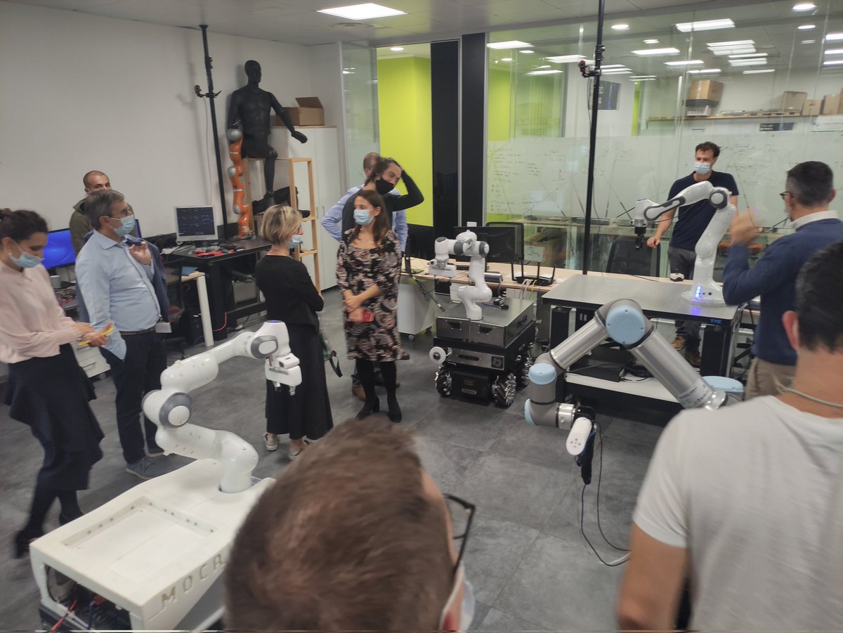 iitHri2Lab's tweet photo. Yesterday, we had the pleasure of hosting @comaugroup in our lab and showing them our most recent developments on collaborative robotics. 

@IITalk #Robots #research #technology https://t.co/VNN6LDL9gv