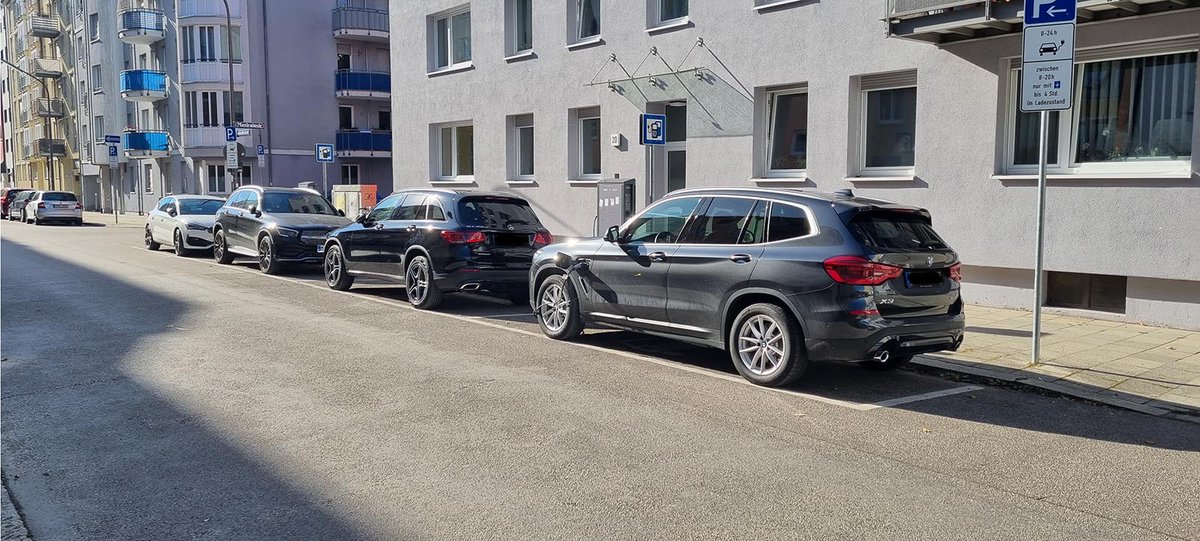 Ich habe selber einen PHEV, aber ich fürchte, jetzt muss doch mal was passieren. Vier 22-kW-Ladeplätze, drauf stehen vier Plug-Ins. Ein Seat und ein BMW mit 3,7 kW Ladeleistung, zwei Mercedes mit 7,4 kW. Ein Tesla und ein e-tron mussten gerade weiterziehen. #PHEVPlage