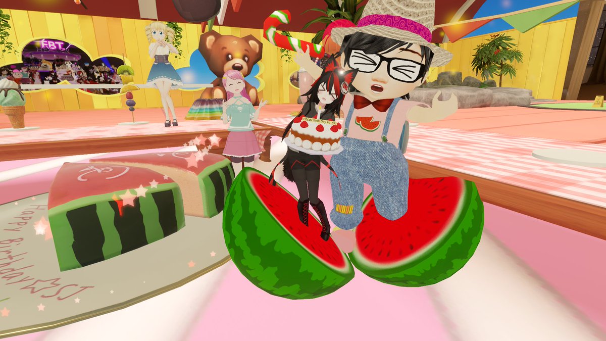 SherryJ25's tweet image. [VRの誕生日会で撮った写真]🎂
たくさんのケーキがプレゼントされました ありがとうございました!!! ケーキが大好きです。🍰😍😋ありがとうございました！@solla47762744 @nekomantle @Akaneko99999 @OculusTan
#スイカちゃんの誕生日
#TSKitchen #タナベ夫婦
#スイカちゃんの日記　
#VRC #VRBirthday