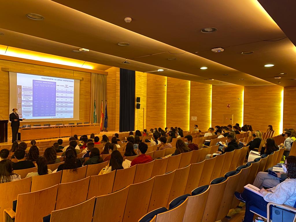 Hoy estamos en la Universidad de Granada, en la Escuela Técnica Superior de Ingeniería de Edificación, con más de 100 alumnos de los grados de Edificación y Estudios de Arquitectura. 
Muchas gracias <a href="/etsagr/">etsagr</a>  / #ETSIE_ugr 
👍😉