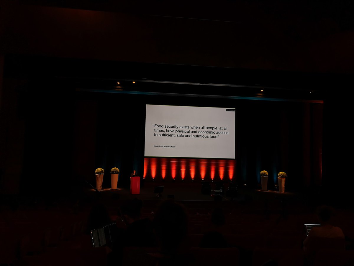 cuihaosabrina's tweet image. Day 3 CCS2021 at @Ccs2021L Computational Social Science Satellite - Nowcasting food insecurity on a global scale by @elisa_omodei from @dnds_ceu. 
#ccs2021