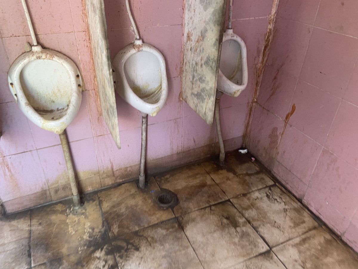 watgoesarndcba's tweet photo. @noida_authority @dmgbnagar @myogiadityanath 

Sir Haalat of public toilets in Noida Sector 50 Market. A person cannot stand there even after wearing 3-4 masks at the same time. This issue should be taken care of by the Market Association. Please check. https://t.co/InDkhtHvHV