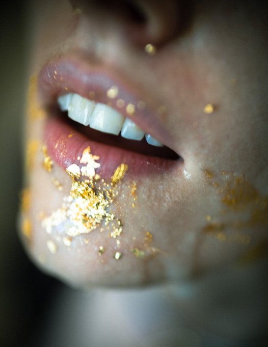 Parsem&eacute; d&rsquo;or, enfin tu t&rsquo;en sort. Covered in gold, finally you shine. #gold #goldflakes #mariandelacroix<a href="/tag/shine"class="tags"><span>#shine</span></a><a href="/tag/thoughts"class="tags"><span>#thoughts</span></a><a href="/tag/gold"class="tags"><span>#gold</span></a><a href="/tag/diary"class="tags"><span>#diary</span></a><a href="/tag/24kgold"class="tags"><span>#24kgold</span></a><a href="/tag/or"class="tags"><span>#or</span></a><a href="/tag/goldflakes"class="tags"><span>#goldflakes</span></a>