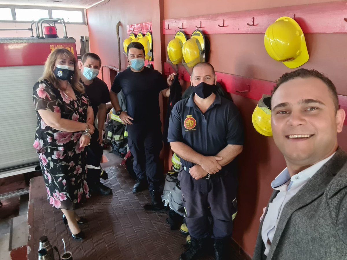 IreneMoreiraUy's tweet photo. Muy feliz día del Bombero 🧑‍🚒 
Junto al diputado @RodrigoAlberna3 visitamos el destacamento de bomberos de la ciudad de #Salto para saludarlos y compartir unos minutos de charlas con ellos. 
Gracias a todo el cuerpo de bomberos del Uruguay su profesionalismo y dedicación 🇺🇾🇺🇾 https://t.co/1WyPtVWnwF