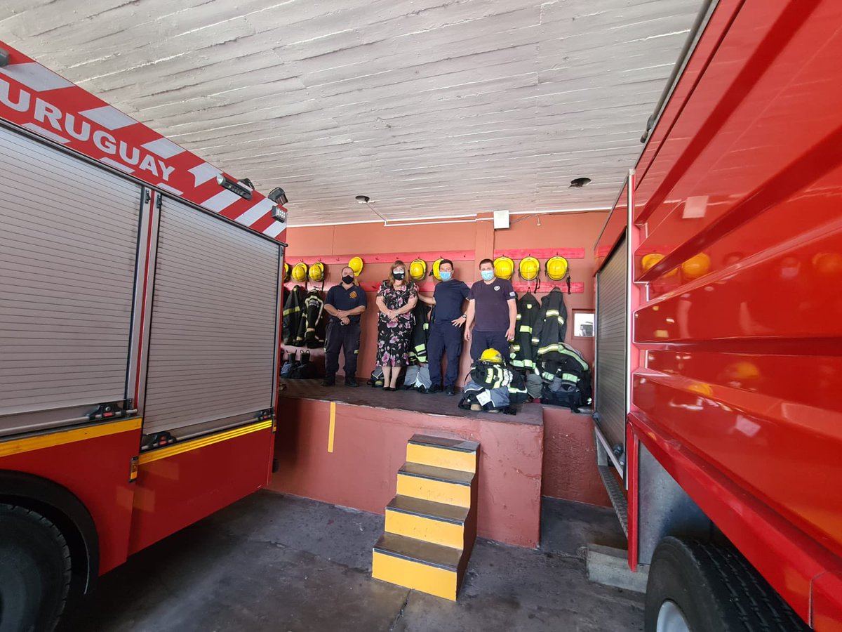 IreneMoreiraUy's tweet photo. Muy feliz día del Bombero 🧑‍🚒 
Junto al diputado @RodrigoAlberna3 visitamos el destacamento de bomberos de la ciudad de #Salto para saludarlos y compartir unos minutos de charlas con ellos. 
Gracias a todo el cuerpo de bomberos del Uruguay su profesionalismo y dedicación 🇺🇾🇺🇾 https://t.co/1WyPtVWnwF