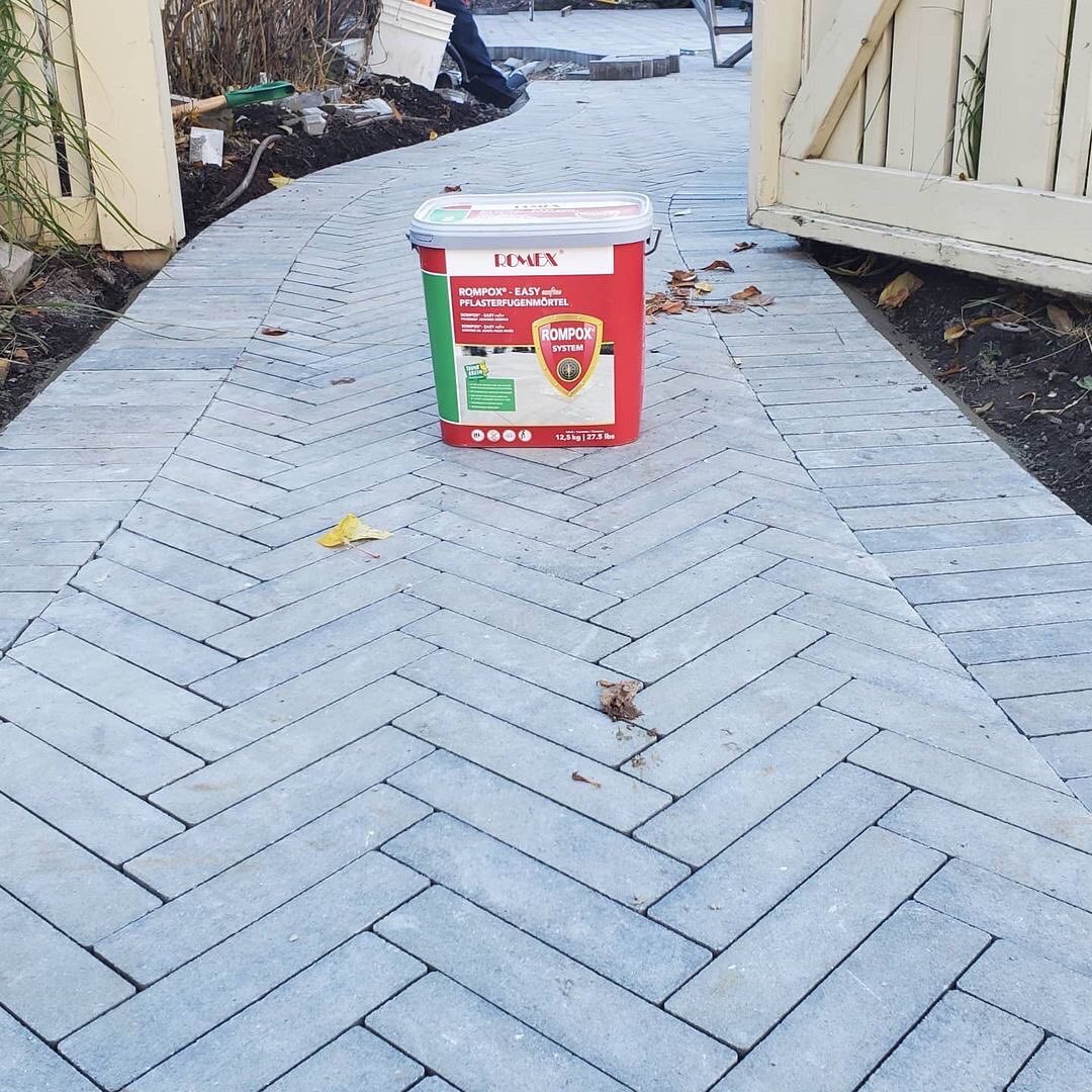 SiteOneCanada's tweet photo. OUR MIND IS BLOWN! 🤯 The #fiddlersgreenca crew absolutely crushed this installation using the #Westmount paver from @techobloc, one of the first projects in Calgary done with this paver.
#romex #ecofine #gnh #edgecrete #siteonesupply
@Techotyeger
@SiteOneSupply
@SiteOneCanada https://t.co/NDap9lvWcx