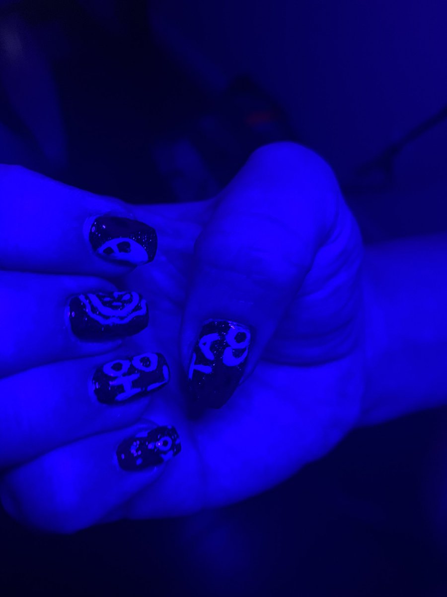 CharlotteLyda's tweet photo. My red/blue optical illusion nail art for #HoloTacoHoloween2021 (feat. Scattered Holo Taco) see video of shifting below! https://t.co/NBOyox2a65