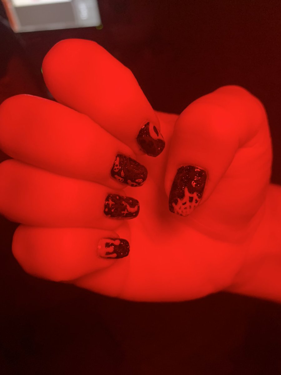 CharlotteLyda's tweet photo. My red/blue optical illusion nail art for #HoloTacoHoloween2021 (feat. Scattered Holo Taco) see video of shifting below! https://t.co/NBOyox2a65