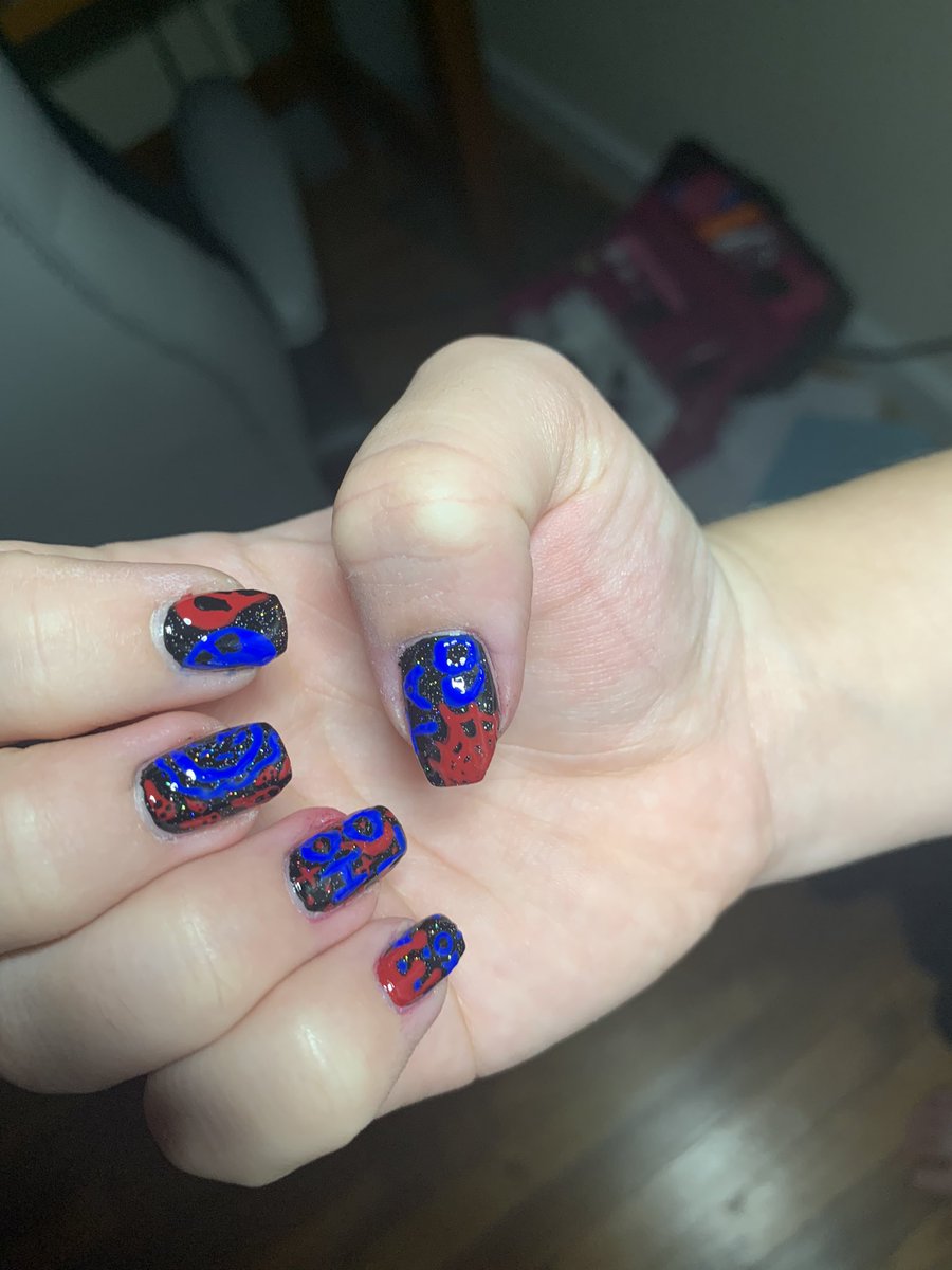 CharlotteLyda's tweet photo. My red/blue optical illusion nail art for #HoloTacoHoloween2021 (feat. Scattered Holo Taco) see video of shifting below! https://t.co/NBOyox2a65