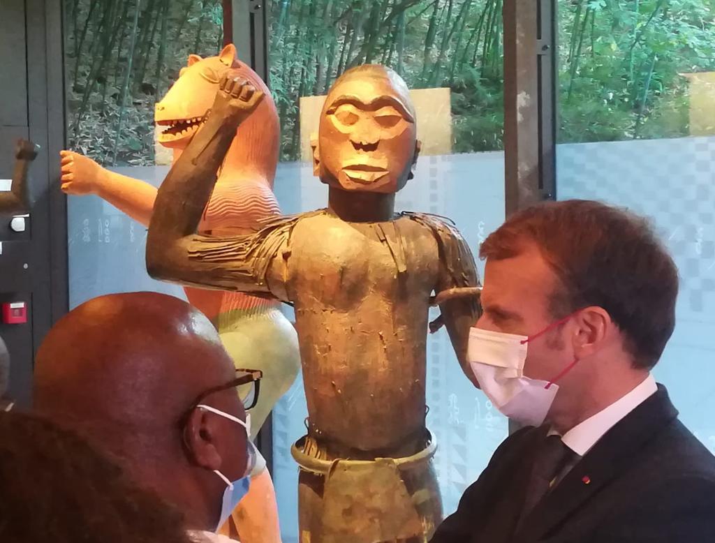 Cécile de Kervasdoué (@lakervas) on Twitter photo Au musée du <a href="/quaibranly/">musée du quai Branly - Jacques Chirac</a> le <a href="/EmmanuelMacron/">Emmanuel Macron</a> visite les 26 oeuvres du trésor royal d'Abomey qui vont être restituées au Bénin. "C'est un moment important aujourd'hui ! "
"Historique, tellurique" répond l'autrice du rapport sur les restitutions du patrimoine africain, B Savoy. Au musée du <a href="/quaibranly/">musée du quai Branly - Jacques Chirac</a> le <a href="/EmmanuelMacron/">Emmanuel Macron</a> visite les 26 oeuvres du trésor royal d'Abomey qui vont être restituées au Bénin. "C'est un moment important aujourd'hui ! "
"Historique, tellurique" répond l'autrice du rapport sur les restitutions du patrimoine africain, B Savoy.