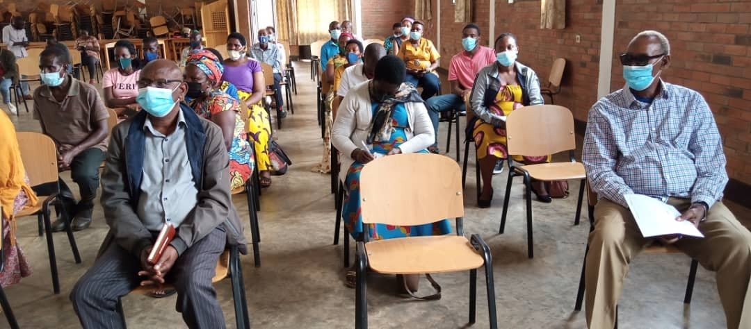 SectorRusororo's tweet photo. Muri iyi nama komite nshya yatowe baganirijwe no gukomeza gukurikirana abaturage uko bubahiriza amabwiriza yo kwirinda #Covid_19, ndetse bakanabigisha, (Gukomereza aho abandi bari bageze) bambwiwe gahunda y' ubukangurambaga bwa #OperationOneStop mu ubudasa mu kurwanya Covid_19 https://t.co/D3Z5e0mJIw