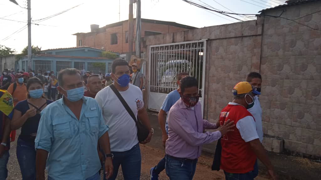 Luis Morloy anuncia más retiradas en la Alianza Democratica muchos de los que apoyaron a la candidata <a href="/adennisf/">Dennis Fernández</a> dicen que tiene dos semanas en Maracay escribiendo por Twitter mientras los equipos no tiene ni agua piche para tomar.  Eso es una burla.