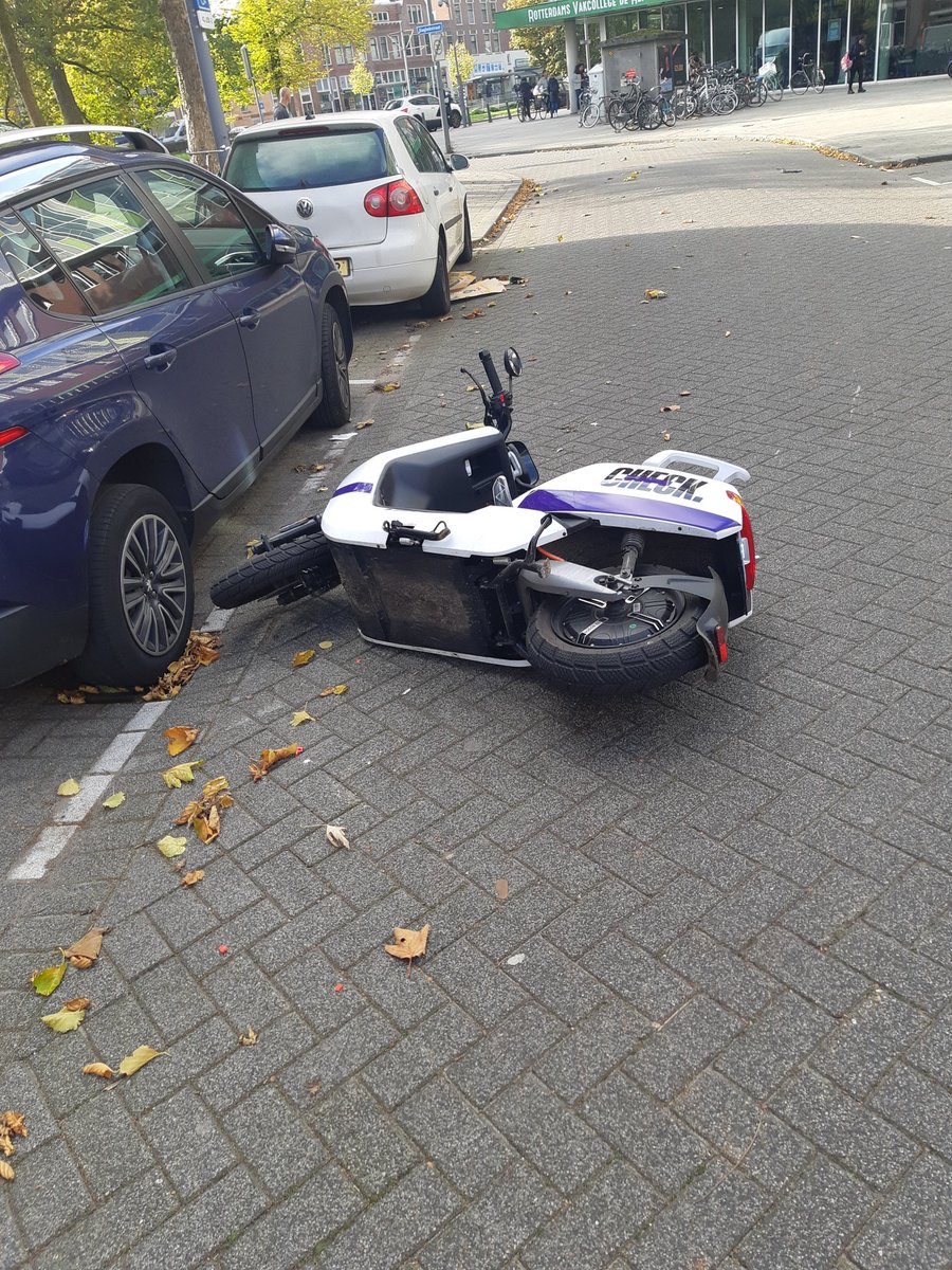 Zojuist collega wijkagent Hillesluis geassisteerd bij een achtervolging van een scooter. Bestuurder bleek een minderjarige (zonder rijbewijs) te zijn. Sanctie volgt..