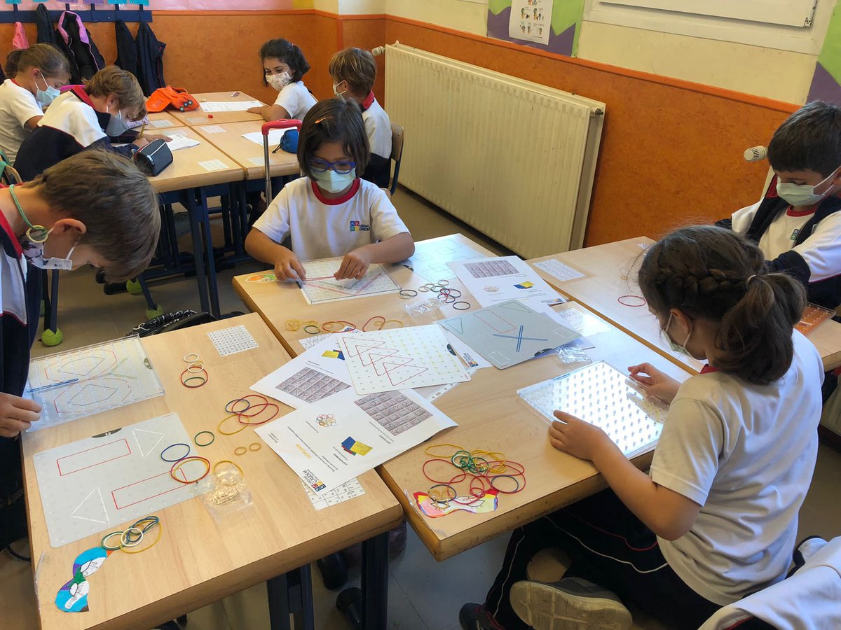 ColegioGaudem's tweet photo. Con gran motivación se enfrenta, el alumnado de 2º de Primaria, a las zonas de Matemáticas, ¡mirad cómo trabajan! #geoplanos #parchís #dalealcoco #operaciones #problemas #Singapur https://t.co/NgPpEjhWr8