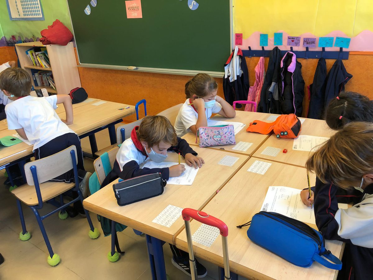 ColegioGaudem's tweet photo. Con gran motivación se enfrenta, el alumnado de 2º de Primaria, a las zonas de Matemáticas, ¡mirad cómo trabajan! #geoplanos #parchís #dalealcoco #operaciones #problemas #Singapur https://t.co/NgPpEjhWr8