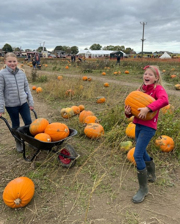 nfum_sleaford's tweet photo. @AlisterGreenNFU and his daughters have been getting into the spirit at Bell's Pumpkin Patch π
Open until 31st October.
#NFUMutual #bellspumpkinpatch https://t.co/II7f318MZi