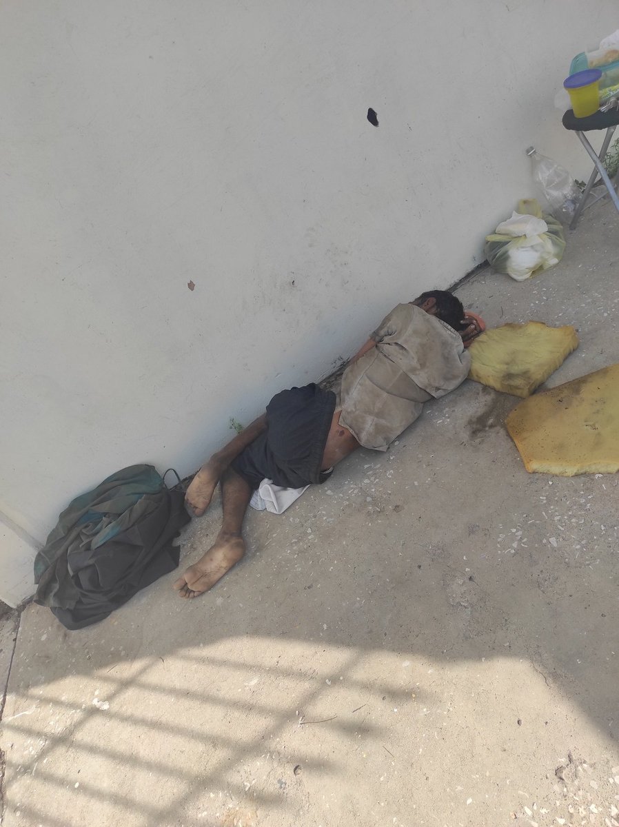 profehelenh's tweet photo. Este señor tiene ya 3 días frente al colegio de médicos. 

No puede valerse, no come ni puede beber agua solo.

Hoy amaneció desnudo porque le robaron la ropa. 

#Maracaibo #mcbo https://t.co/1sJVt8mWJd