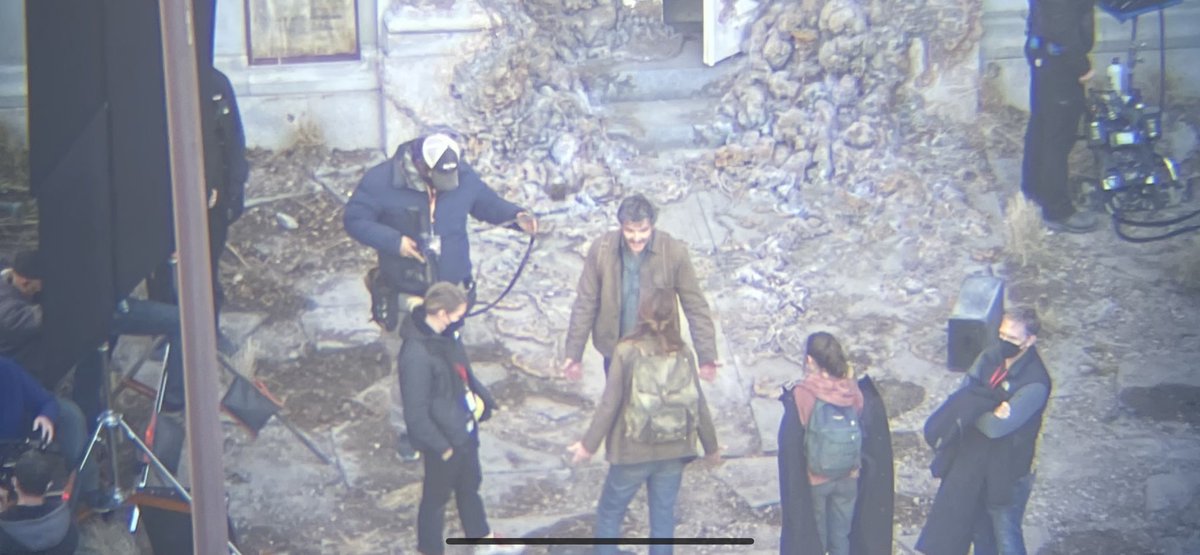 TheLastofUsNews's tweet photo. 🔥 Pedro Pascal (Joel), Anna Torv (Tess) and Bella Ramsey (Ellie) filming #TheLastofUs yesterday.

Thanks! @mcyc504 https://t.co/oOaaR6n4C7