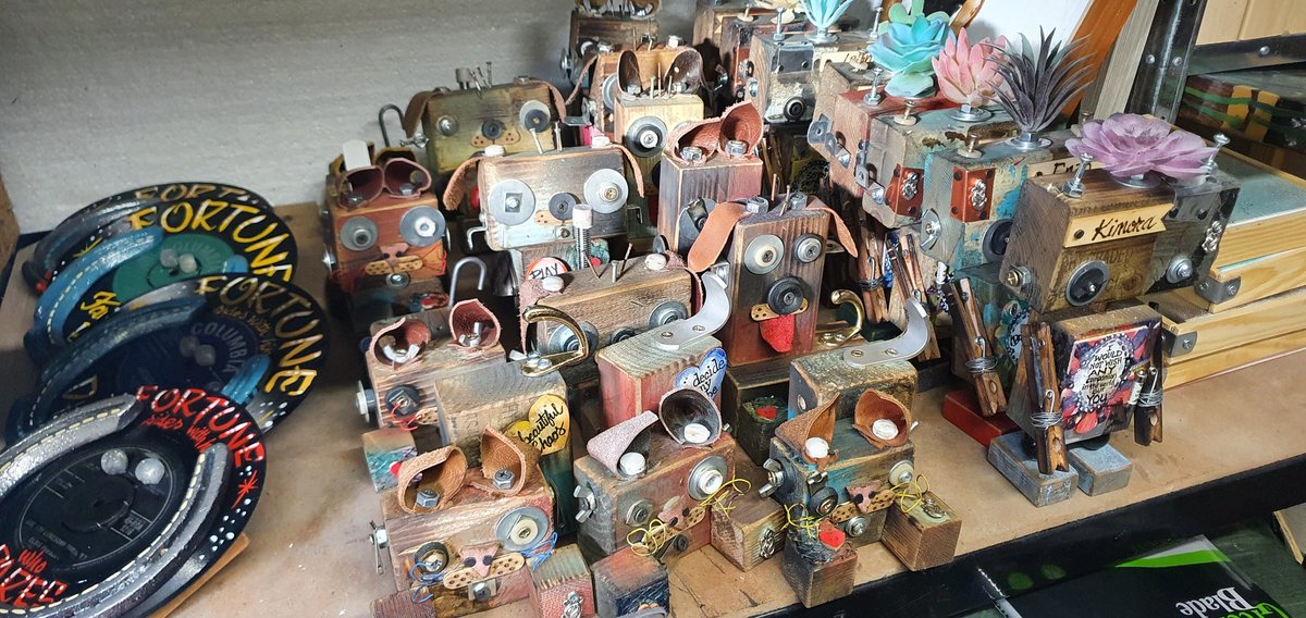 rockabillyrl's tweet image. It&apos;s time to say goodbye....
Up for sale at the end of the week
#botbuddies #catsanddogs #robotbuddy #robotfriend #upcycling #looseparts #junkbots