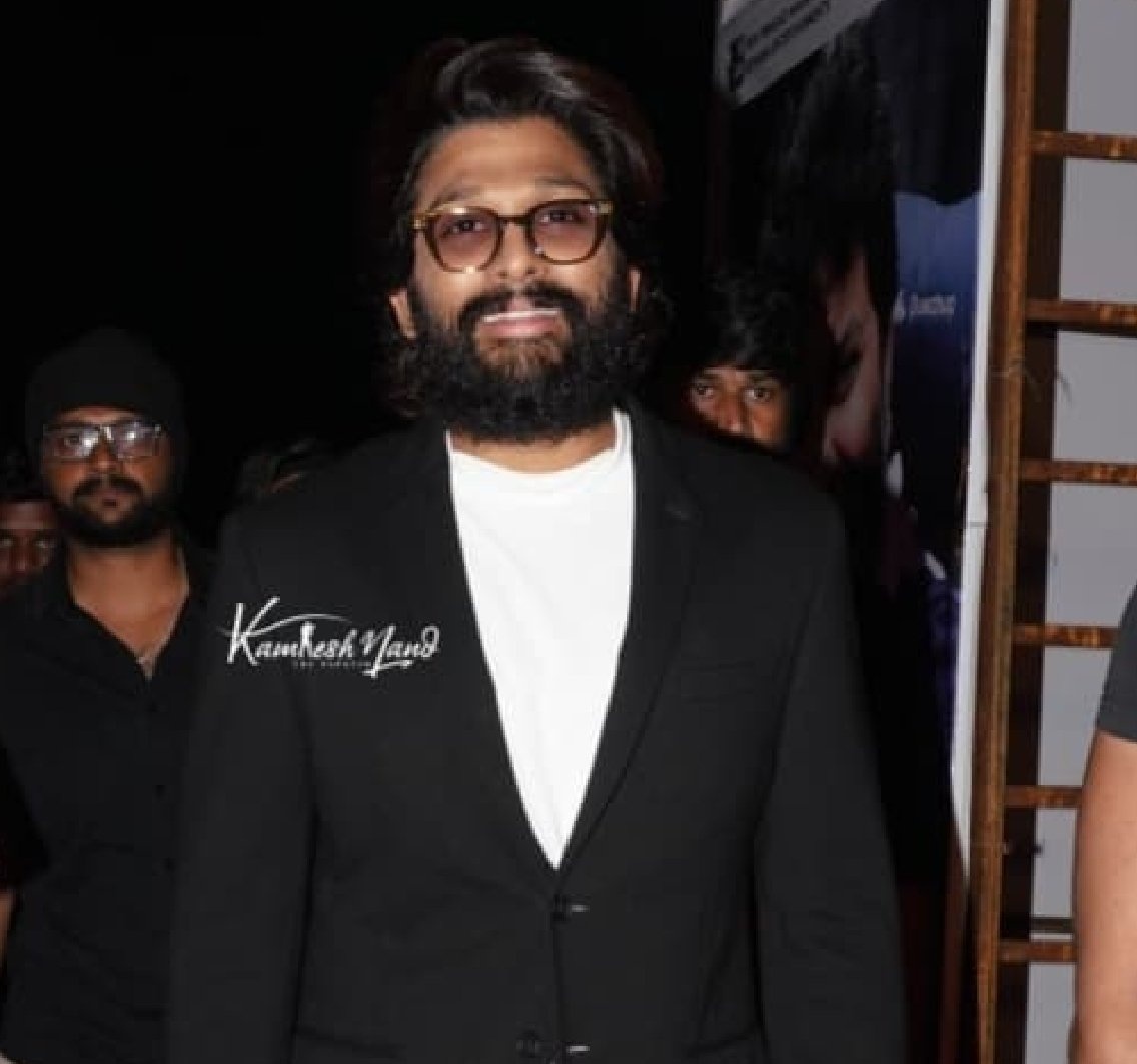 afwa_online's tweet photo. Ultra stylish look of ICON STAAR 👌😎 From #VaruduKaavalenu Grand Pre-Release Event 😍

#AlluArjun
#PushpaTheRise || @alluarjun https://t.co/IHsfKpWdjr