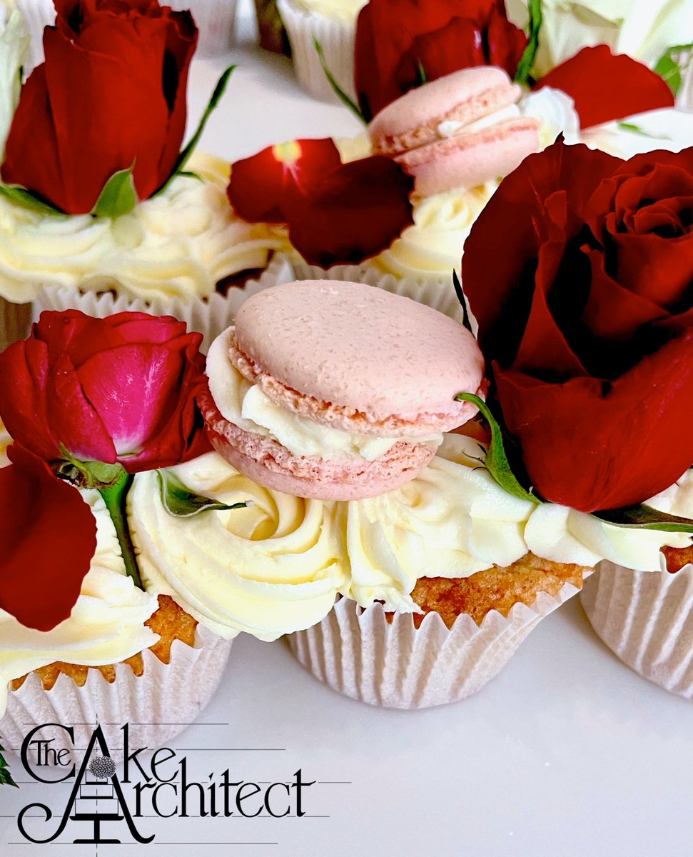 CakeArch's tweet image. Happy Birthday to Loraine who celebrated her birthday last week!

She celebrated the occasion with 50 beautiful cupcakes in the shape of a '60'.

#birthdayparty #birthdays2021 #macarons #freshflowers