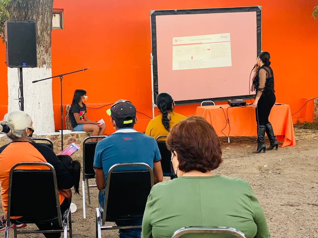 MujeresParral's tweet photo. Con Enlace Punto Naranja, buscamos darle un nuevo valor al #DíaNaranja, con talleres y conferencias en los diferentes sectores de la ciudad.

En esta primera edición, visitamos la Col. Talleres. y aquí les compartimos las imágenes de como nos fue. https://t.co/wOzUTW5J4n