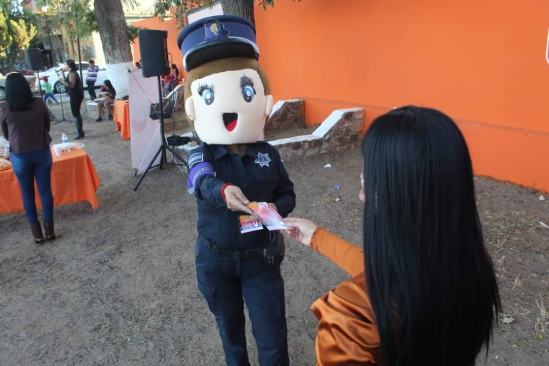 MujeresParral's tweet photo. Con Enlace Punto Naranja, buscamos darle un nuevo valor al #DíaNaranja, con talleres y conferencias en los diferentes sectores de la ciudad.

En esta primera edición, visitamos la Col. Talleres. y aquí les compartimos las imágenes de como nos fue. https://t.co/wOzUTW5J4n