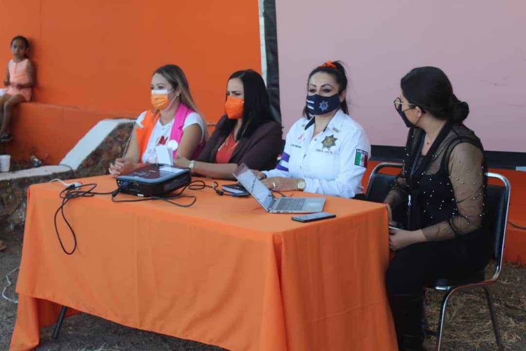 MujeresParral's tweet photo. Con Enlace Punto Naranja, buscamos darle un nuevo valor al #DíaNaranja, con talleres y conferencias en los diferentes sectores de la ciudad.

En esta primera edición, visitamos la Col. Talleres. y aquí les compartimos las imágenes de como nos fue. https://t.co/wOzUTW5J4n