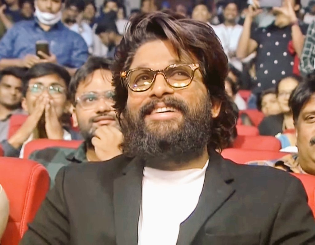 afwa_online's tweet photo. Ultra stylish look of ICON STAAR 👌😎 From #VaruduKaavalenu Grand Pre-Release Event 😍

#AlluArjun
#PushpaTheRise || @alluarjun https://t.co/IHsfKpWdjr